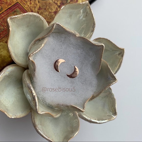 💋🆕Boho Rose Gold Cresent Stud Earrings - Picture 7 of 7